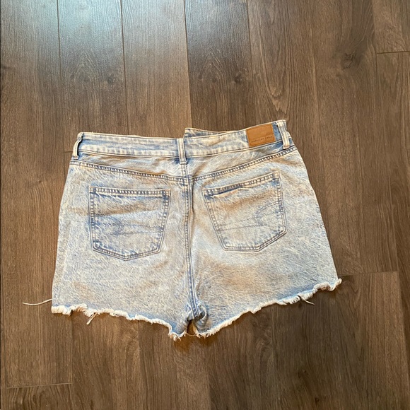 American Eagle High Rise 90s Ripped Jean Shorts Size 8 - Picture 4 of 4